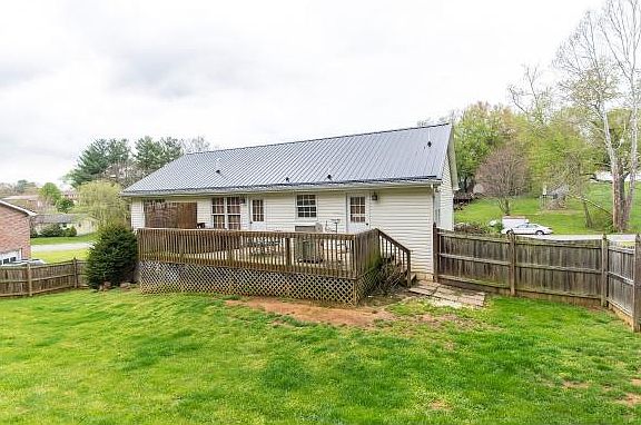 3rd image of 101 Meadowcrest Dr