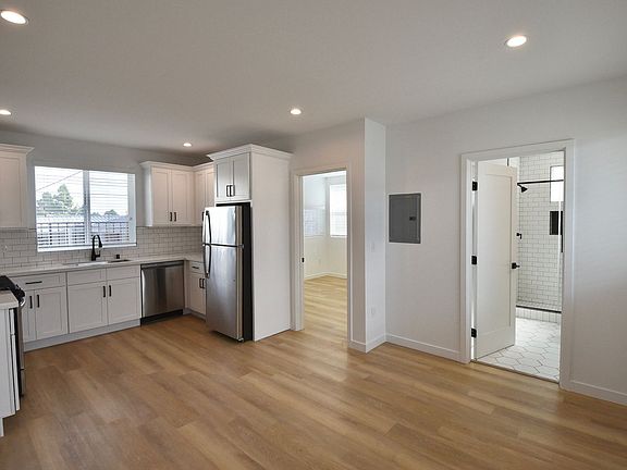 4th image of 2683 34th St #15