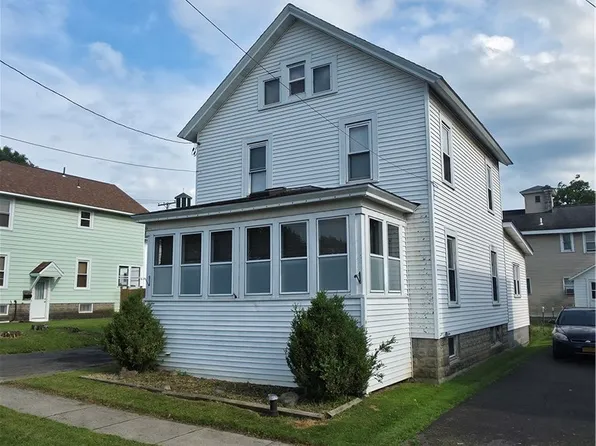 12 1st St, Camillus, NY 13031