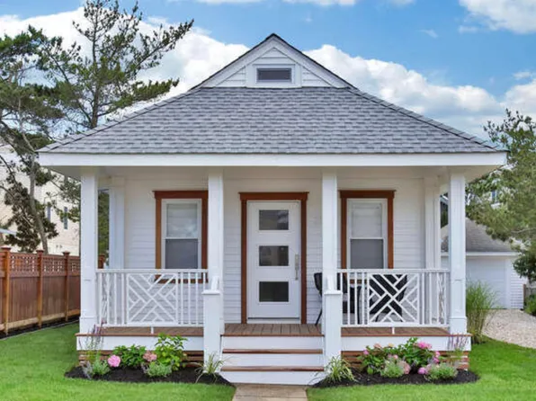 20 E Goldsborough Ave, Brant Beach, NJ 08008