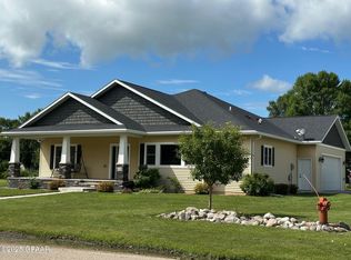 610 Parkway Ln W, Northwood, ND 58267