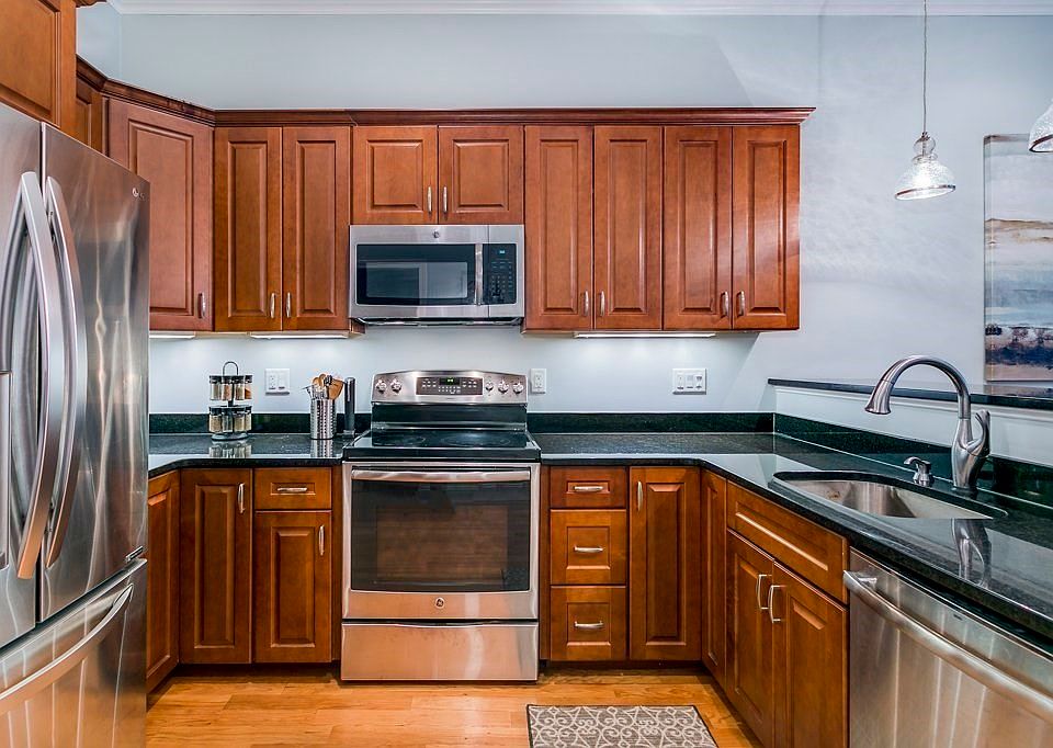 1st image of 695 E 8th St #1