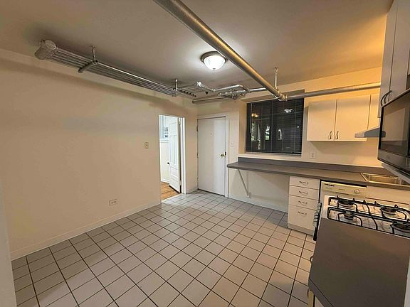 5th image of 3052 N Kenmore Ave