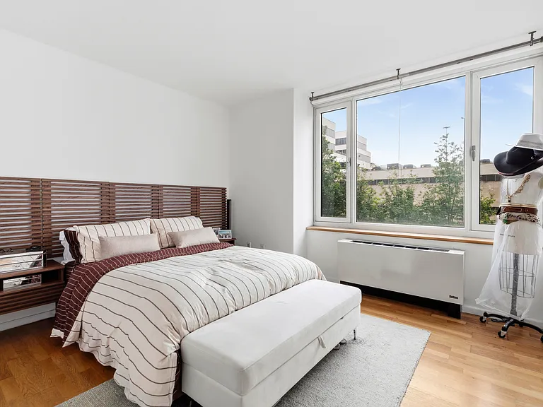 635 W 42nd St #4E — Photo 5