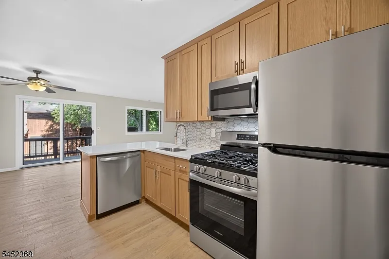 2 bed, 1.0 bath, $2,200 — Photo 2
