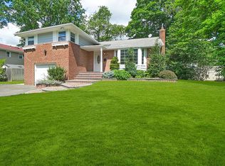 27 Glen Rd, Westbury, NY 11590