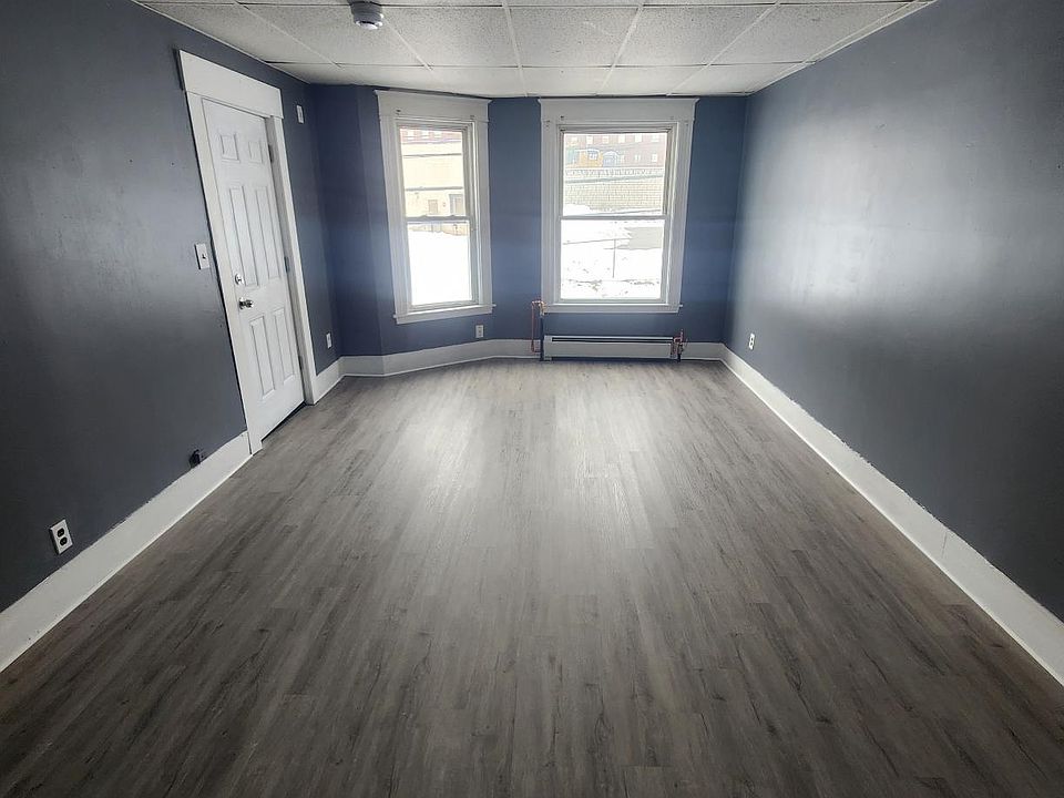 2nd image of 127-129 Oak St #4