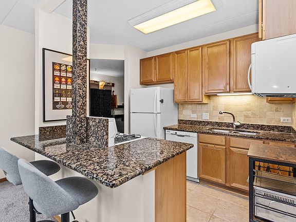 4th image of 515 Main St APT 401