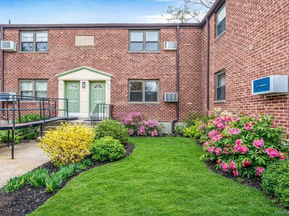 246-10 57 Drive #481, Douglaston, NY 11362