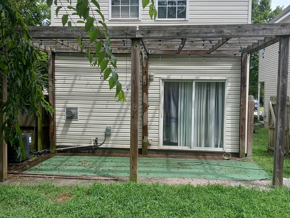 2nd image of 2046 Spadina Ave
