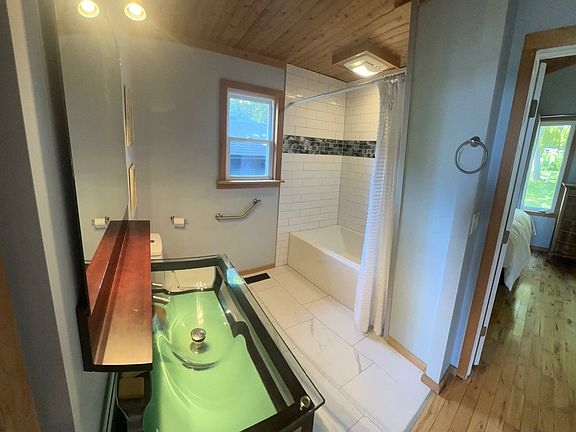 5th image of 2295 Lakeshore Rd E