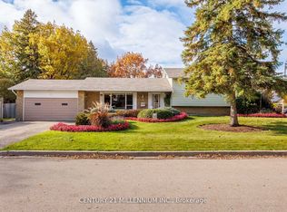 2 Pine Cliff Dr, Mississauga, ON L5N1E1