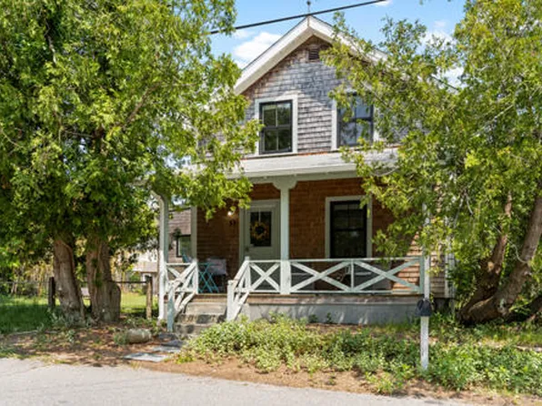 33 Summer St, Tisbury, MA 02568