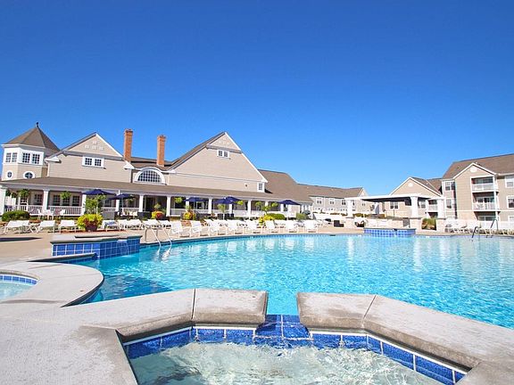 Large heated pool with hot tub