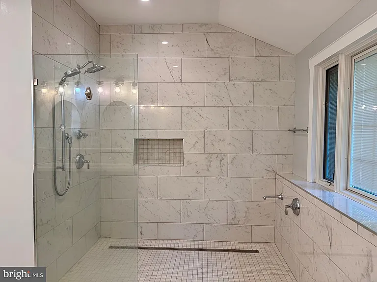 90 Avondale Cir — Photo 14
