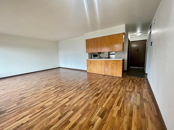 5th image of 633 Robert St S APT 101