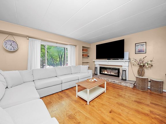 5th image of 5800 W 105th St APT 2C
