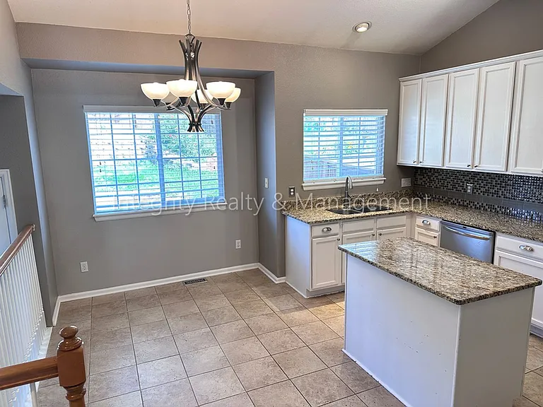 1041 Laurenwood Ln — Photo 9