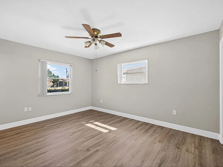 1528 Chevy Chase Dr — Photo 11