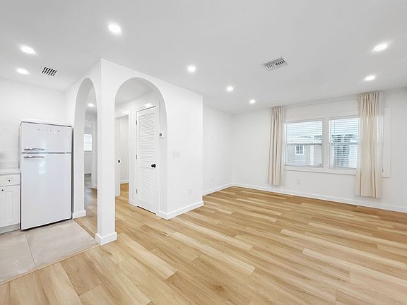4th image of 4631 Queensboro Ave S #4631