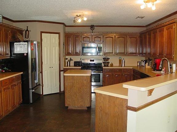 3rd image of 312 Creekview Cir