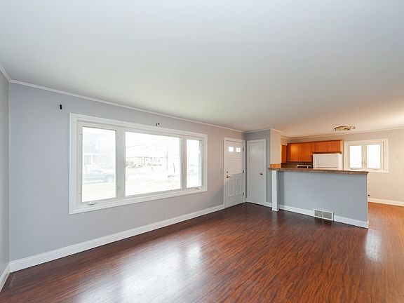 3rd image of 1604 Estes Ave