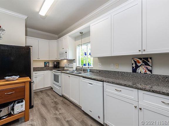 3rd image of 1050 Claudia St