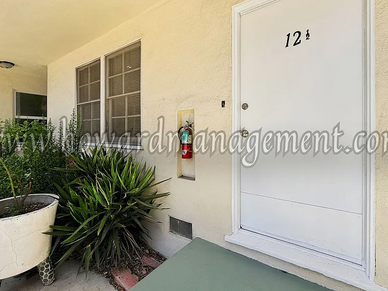 3717 Los Feliz — Photo 9