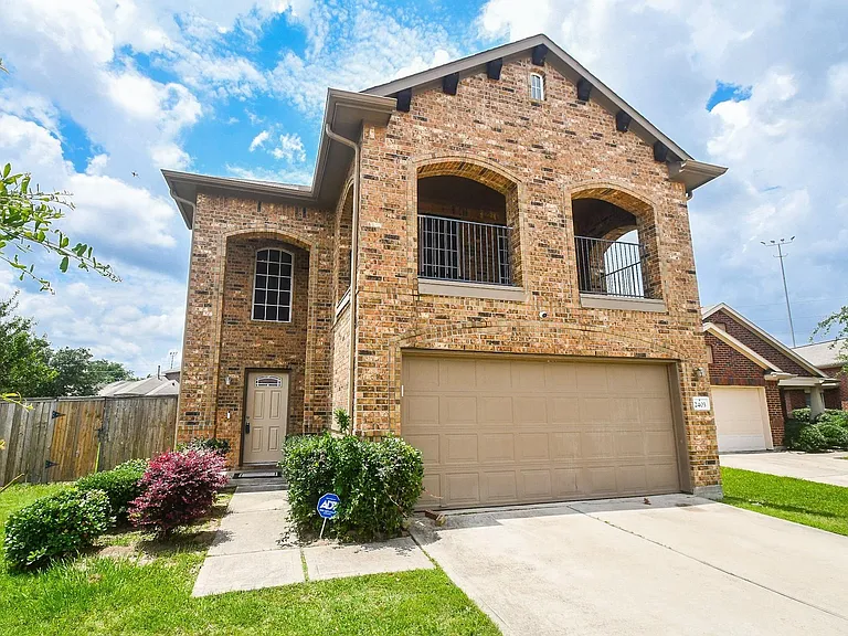 2403 Summers Glen Ct — Photo 1