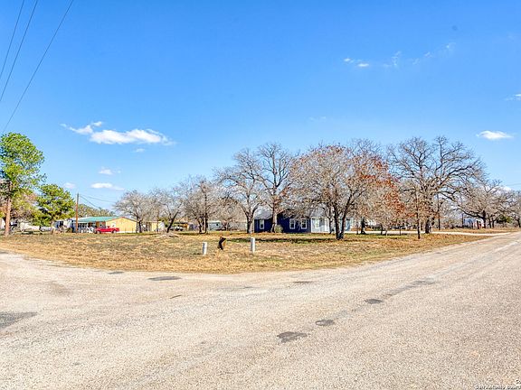2nd image of 305 CREEKVIEW DR