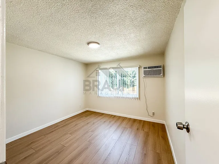 6336 TUJUNGA AVE. — Photo 16