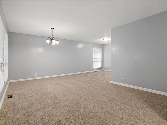 3rd image of 2805 Wellington Dr