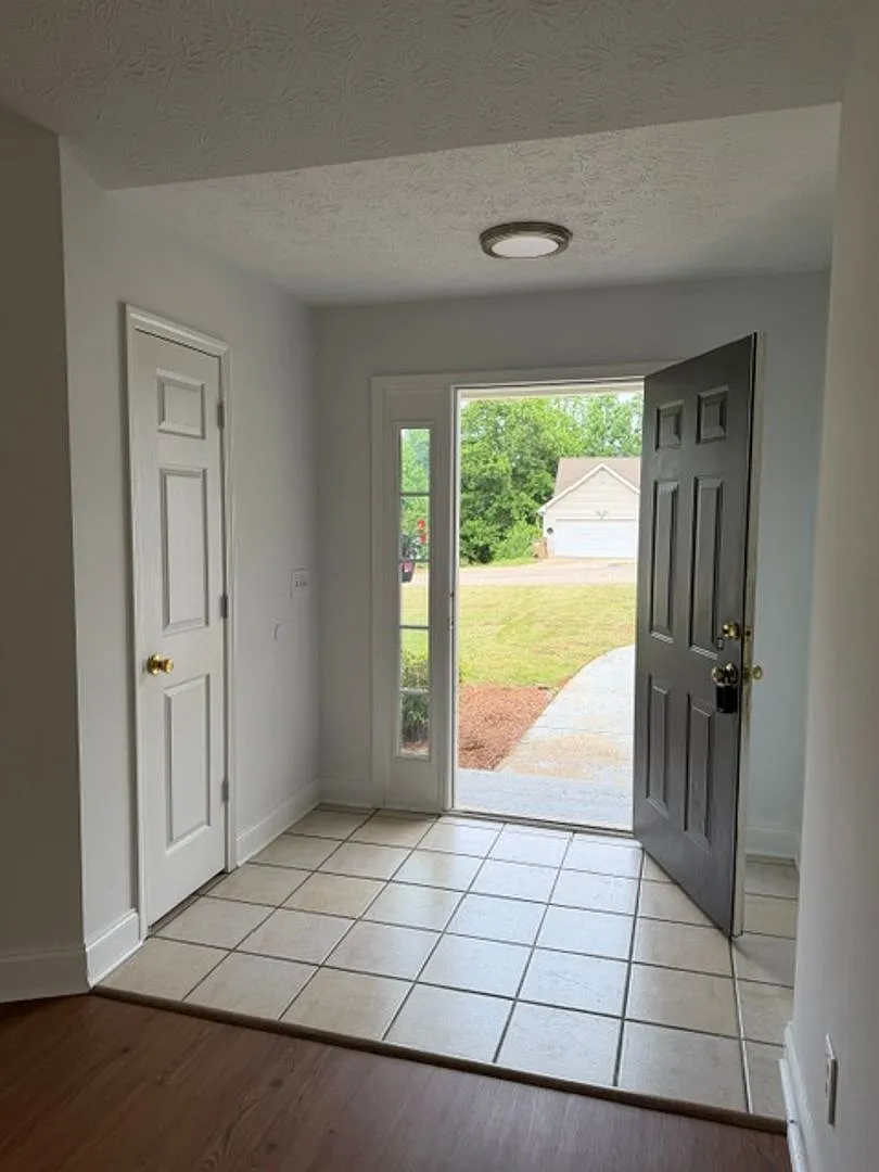 3 Bedroom 2 Bathroom Ranch Home — Photo 4