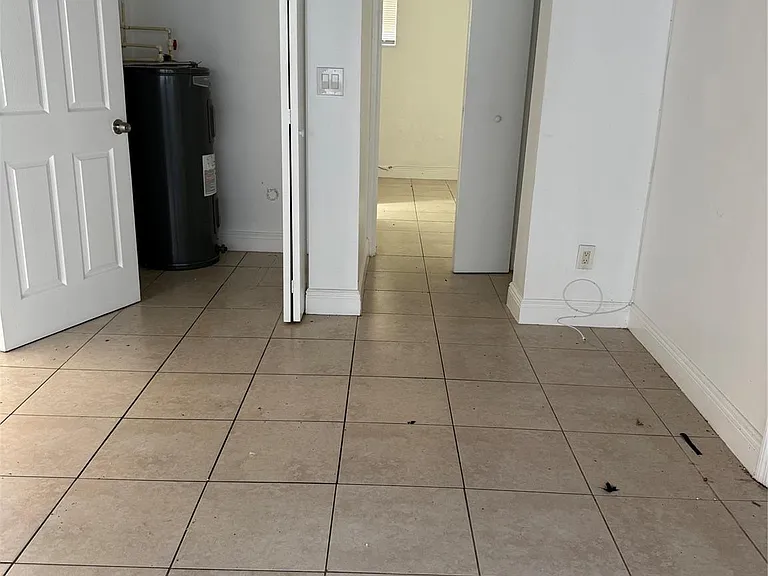 1139 NW 9th Ave — Photo 8