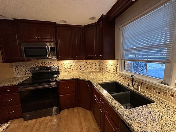 4th image of 105 Carmel Ct