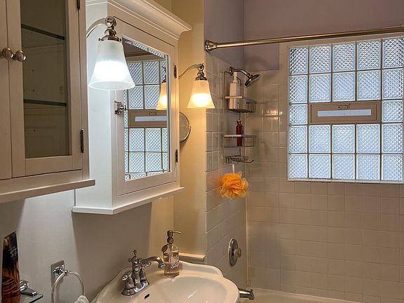 2nd image of 11 S Catherine Ave APT 1