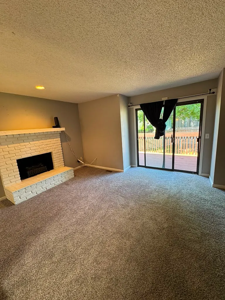 3 bed, 1184 sqft, $1,995 — Photo 2