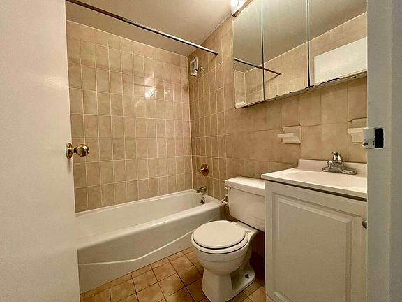 4th image of 122 E 13th St APT Lb