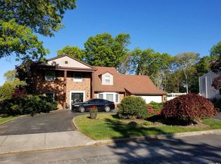 8 Greenbrier Ave, Farmingville, NY 11738