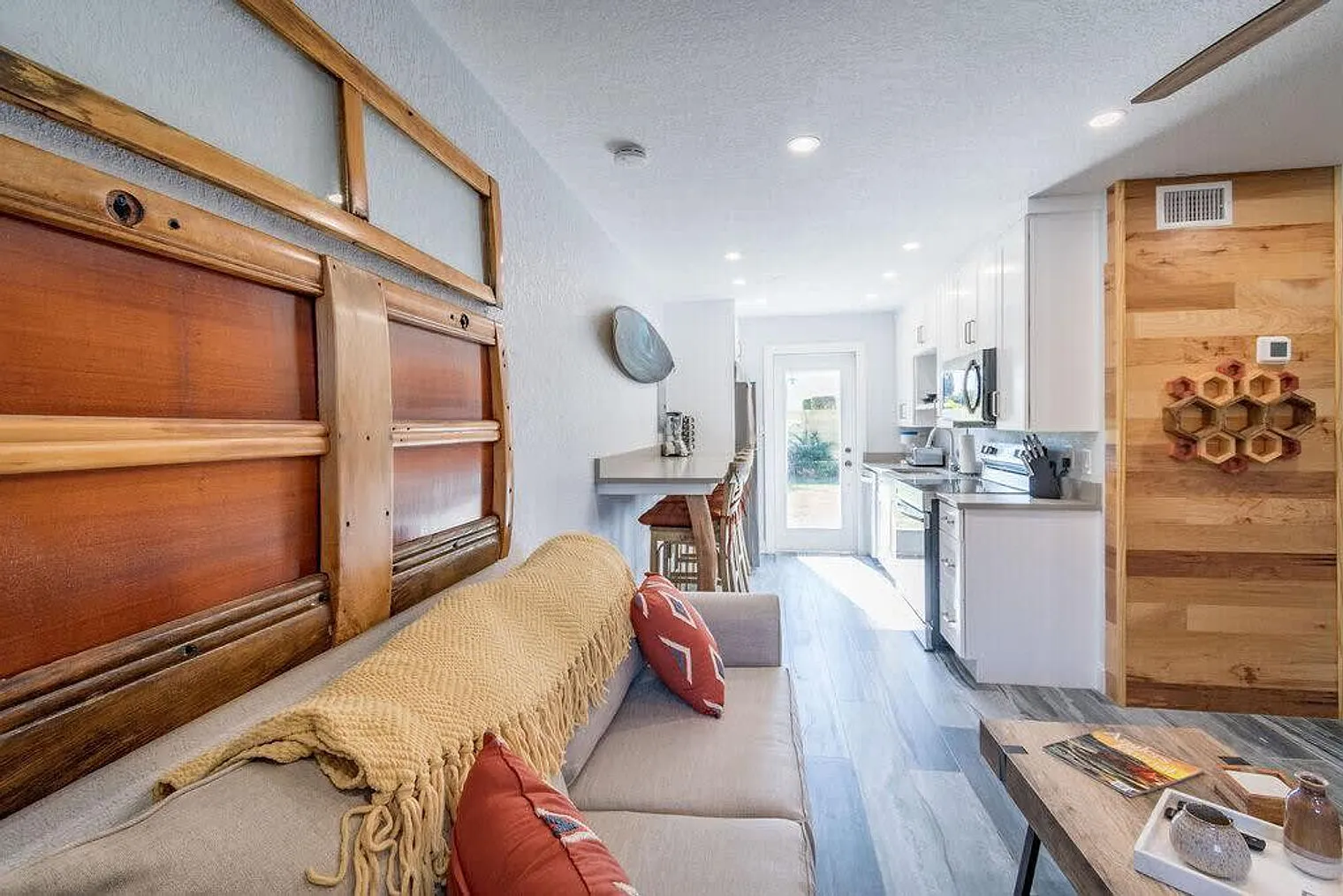 2 bed, 1.0 bath, $3,325 — Photo 2