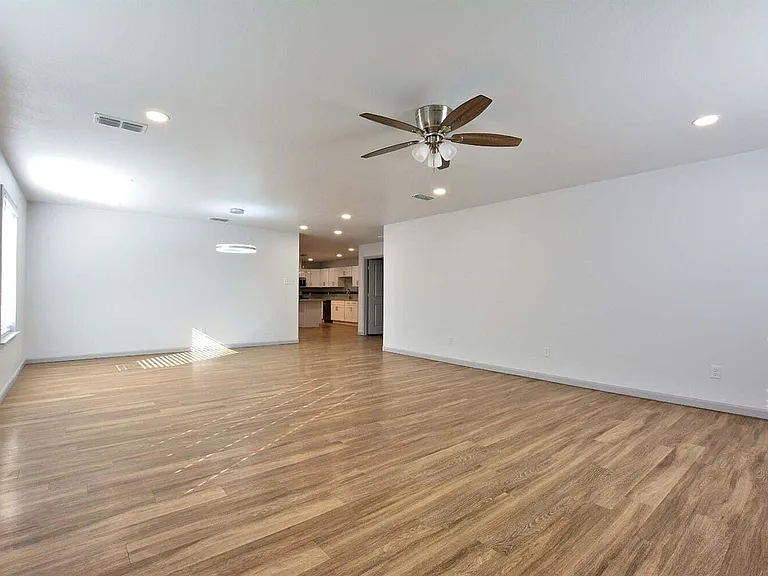 1207 N Essex Ave — Photo 2
