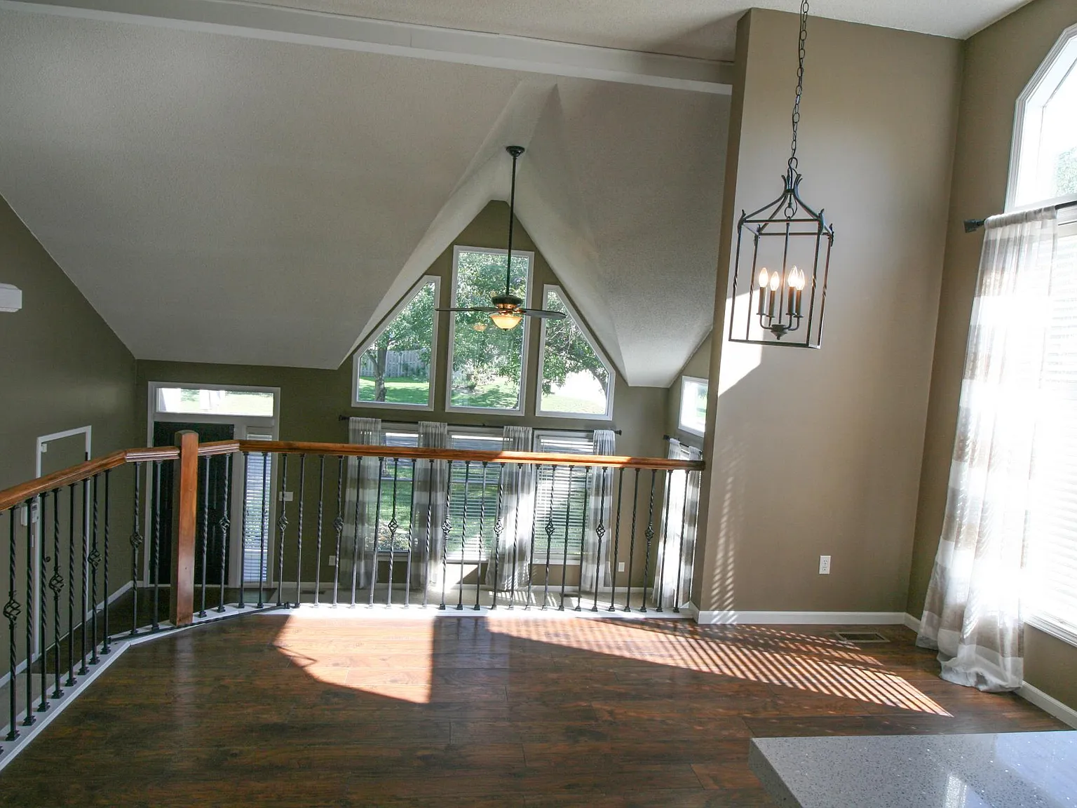 3 bed, 2.5 bath, 1946 sqft, $2,500 — Photo 4