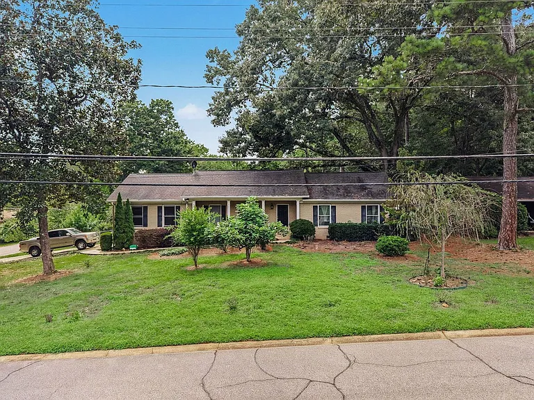 290 University Cir — Photo 25