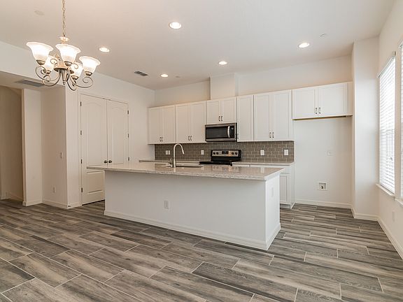 5th image of 549 Majestic Palm Dr