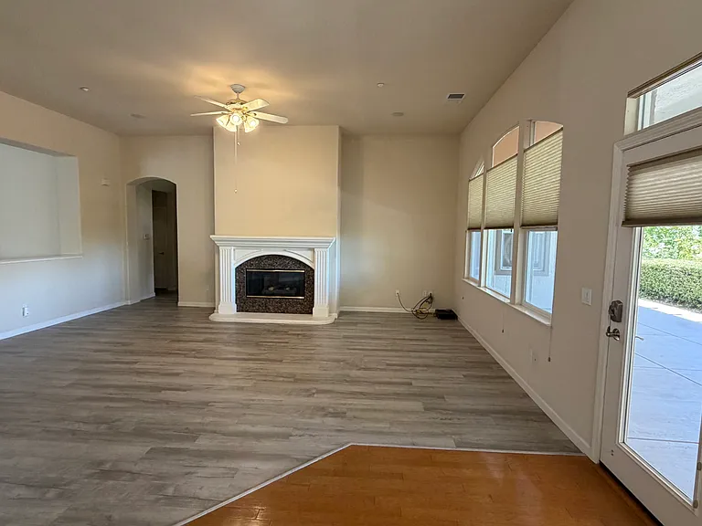729 Richardson Dr — Photo 11
