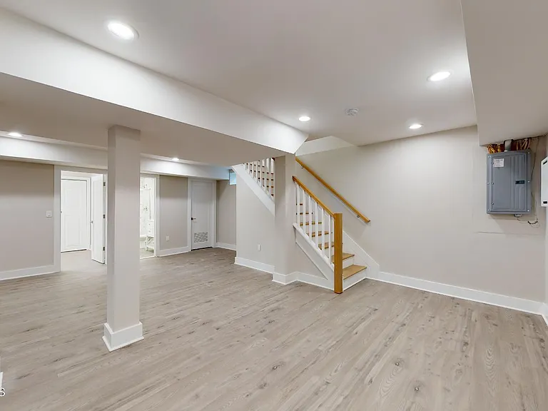 1 Howland Ave — Photo 20