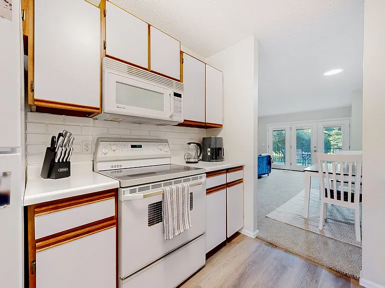 1404 Adriel Dr — Photo 16