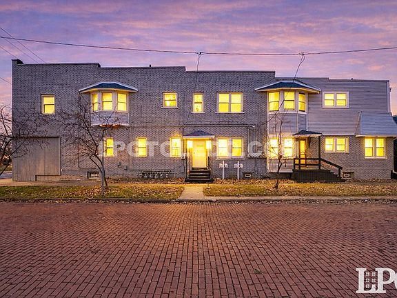 3rd image of 1732 Arlington Ave #880
