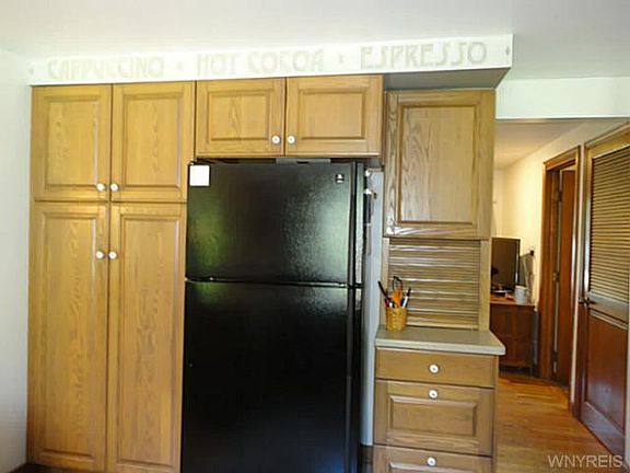 4th image of 24 Thomaston Ln