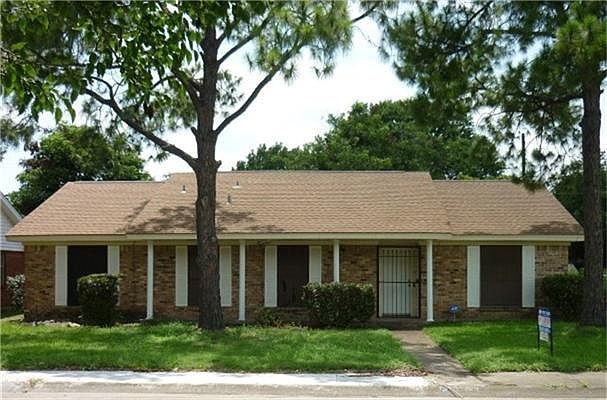 Welcome to 2512 Burke --- fresh interior paint, new carpet plus great floor plan & wonderful locatio